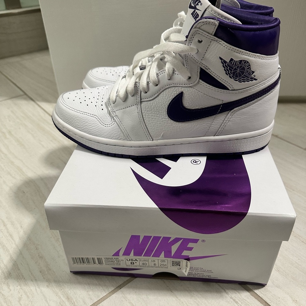 Women Jordan 1 High OG - Picture 4 of 7